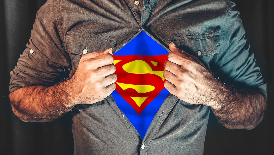 artigiano coraggioso vestito da superman