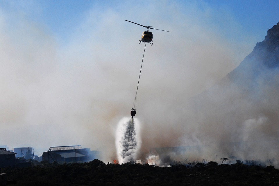 elicottero che spegne incendio