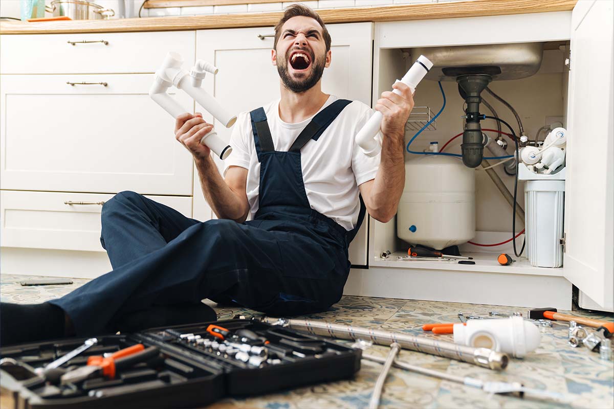 tecnico senza gestionale di assistenza tecnica stressato